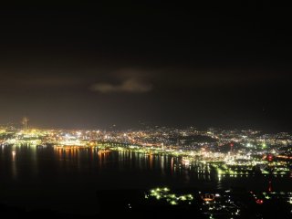 山口県周南市の徳山工場地帯　太華山からの眺め　夜間の山の頂上は照明も無く、時折吹く風と夜鳥の鳴き声だけ　不気味だが視線の先はとても賑やかだ