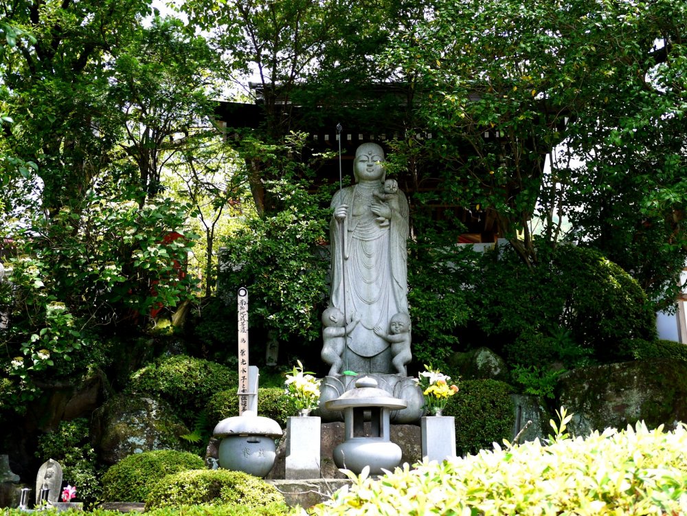 Bức tượng với trẻ con- có lẽ đó là Jizo-san, vị thánh bảo vệ trẻ em, du khách và nhân viên cứu hỏa