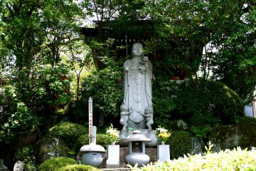 <p>Statue with children - perhaps it is Jizo-san, the Buddhist saint who protects children, travelers and firemen</p>