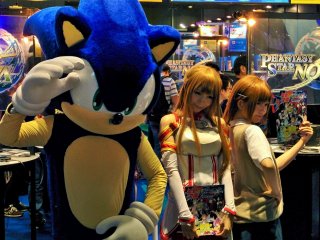 M&ecirc;me Sonic le h&eacute;risson bleu, mascotte de Sega, prend la pose avec les babes du salon