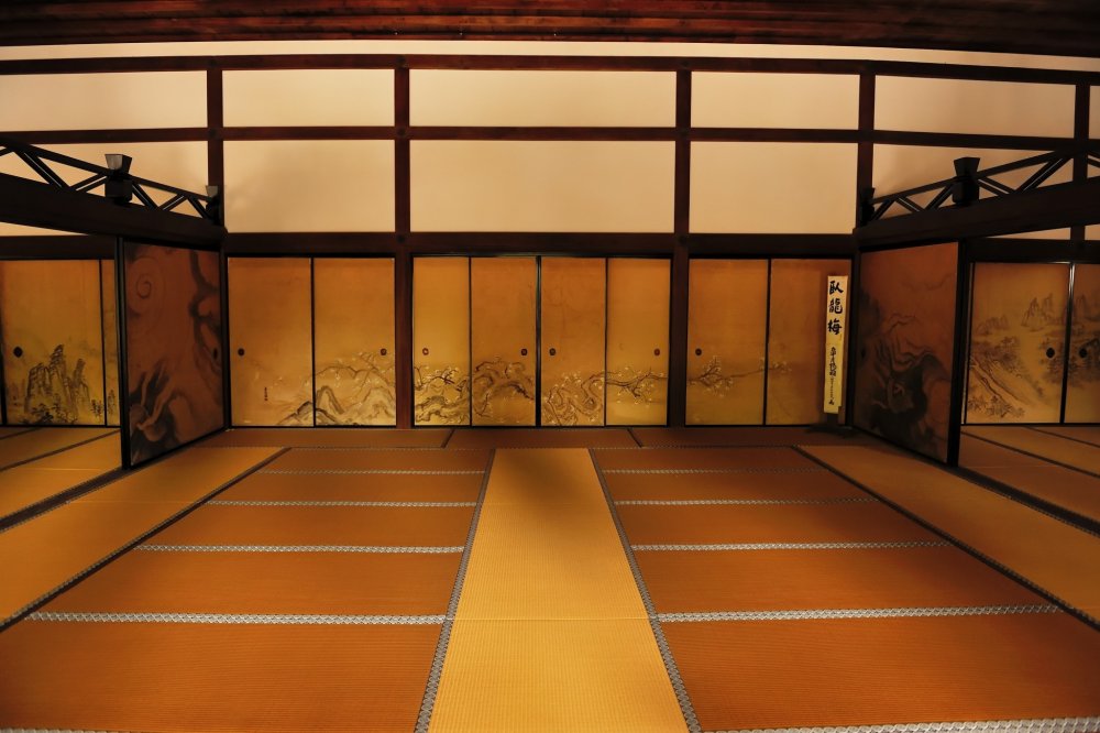 Lukisan dari &#39;Garyo-bai (pohon plum Jepang dalam bentuk naga berbaring)&#39; pada pintu geser gedung Hojo
