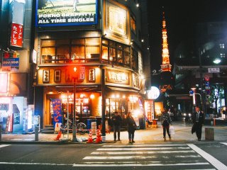 Di kawasan ini banyak restoran dan dapat terlihat pemandangan Tokyo Tower di belakangnya