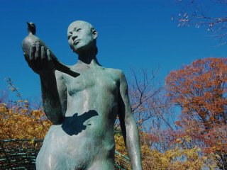 Salah satu karya seni, patung seorang wanita yang sedang memegang burung dara di&nbsp;Taman Ekinishiguchi.