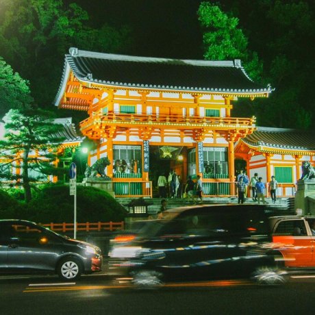 Kuil Yasaka di Malam Hari