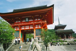 Pintu gerbang Kiyomizu-dera