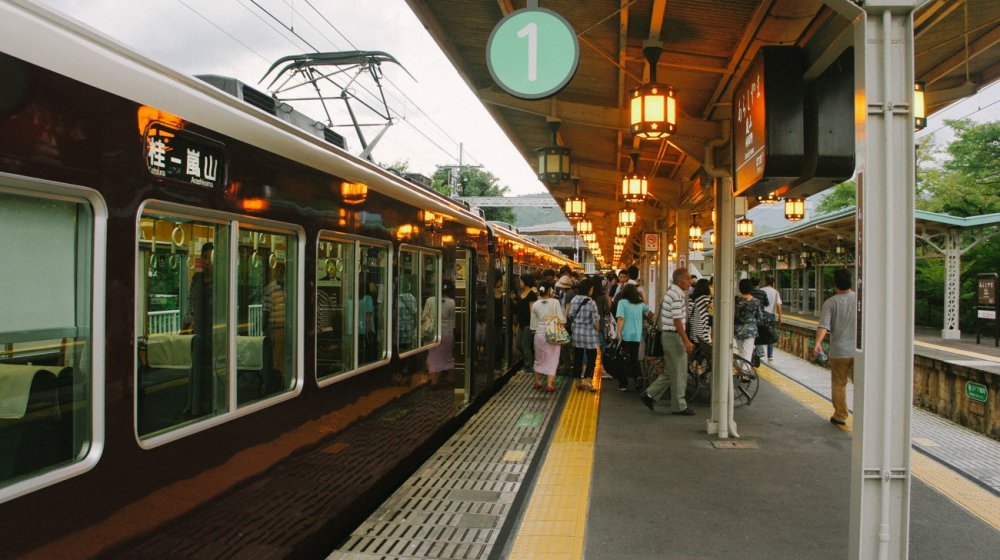 Chào mừng! Đây là ga Arashiyama Hankyu vào buổi chiều