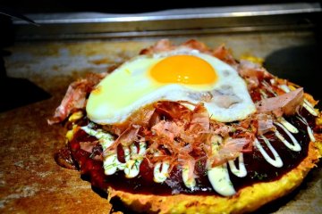 <p>และแล้ว Okonomiyaka ร้อนๆก็มาเสิร์ฟบนโต๊ะที่มีกระทะให้ความร้อนอุ่นๆ ชวนน่าทานเป็นอย่างยิ่งครับ</p>