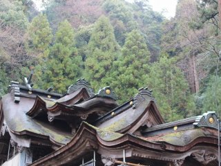 지붕이 겹겹이 겹쳐 중후하다. 국가의 중요 문화재로 지정되어 있다