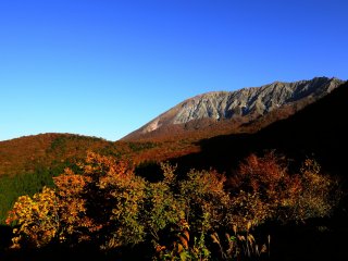 Mt. Daisen in autumn colors seen from Kagikake Mountain Pass 30 minutes after sunrise