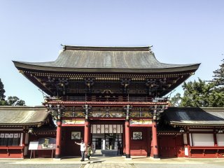  L'entrée principale de Yūtoku Inari est une impressionnante structure majestueuse qui donne le ton de votre visite