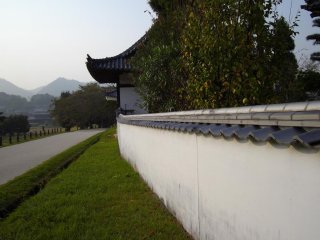 กำแพงวัดสีขาวที่ทอดยาวไปสู่เจดีย์บิทชุ โคะคุบุนจิ (Bitchu Kokubunji) 