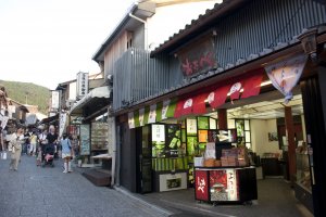 บรรยากาศหน้าร้านโอตาเบะ (Otabe) สาขาคิโยมิซึ (Kiyomizu) อันเป็นหนึ่งในสาขายอดนิยมที่ทุกคนแวะมาซื้อของฝากติดไม้ติดมือกลับบ้าน