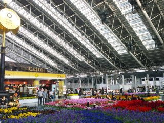บริเวณ&nbsp;Toki-no-hiroba Plaza ลานหอนาฬิกาเอนกประสงค์บนชั้น 5 ของ Osaka Station City ถูกเนรมิตให้เป็นสวนดอกไม้แสนสวยบนตึกใหญ่ใจกลางกรุง&nbsp;