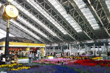 <p>บริเวณ&nbsp;Toki-no-hiroba Plaza ลานหอนาฬิกาเอนกประสงค์บนชั้น 5 ของ Osaka Station City ถูกเนรมิตให้เป็นสวนดอกไม้แสนสวยบนตึกใหญ่ใจกลางกรุง&nbsp;</p>
