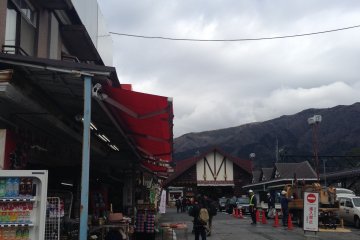 <p>ด้านหลังสถานีจะมีวิวเป็นภูเขา Myojogatake สวยๆด้วยครับ</p>