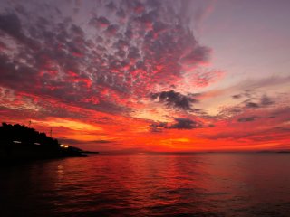 เมื่อพระอาทิตย์ตกที่ขอบฟ้า ท้องฟ้าและน้ำทะเลเป็นสีแดงฉาน