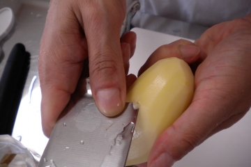 <p>Yoshimi&#39;s potato eye removal trick. It&#39;s worth the class just for this!</p>