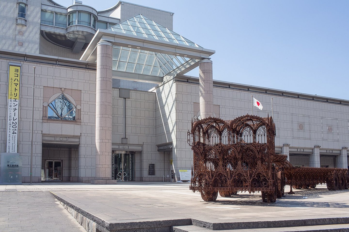 'Flatbed Trailer' (2007) is one of the most impressive monuments at the Yokohama Triennale 2014 and stands in front of the entrance to the Yokohama Art Museum. 