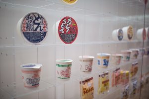 Beberapa dari banyak pajangan mie instan di Museum Mie Cup Yokohama