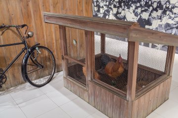 <p>The Cup Noodles Museum has a replica hut of the one in which Momofuku Ando allegedly struck upon the idea for instant ramen. Hopefully these replica chickens weren&#39;t a part of the original recipe.&nbsp;</p>