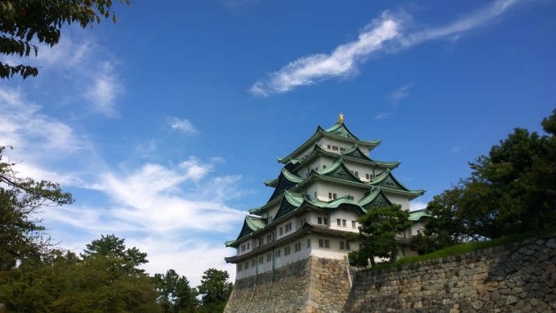 <p>ปราสาทนาโกย่า (Nagoya Castle) อันยิ่งใหญ่ตระการตานี้เป็นมรดกล้ำค่าของญี่ปุ่นที่ได้รับการยกย่องว่าเป็นหนึ่งในปราสาทที่สวยที่สุดแห่งแดนอาทิตย์อุทัย ปราสาทแห่งนี้บัญชาการสร้างขึ้นโดยโชกุนโตกุงาวะ อิเอะยาสุ ตัวปราสาทดั้งเดิมนั้นก่อสร้างขึ้นเมื่อปี ค.ศ.1610 ก่อนถูกกองกำลังทางอากาศของสหรัฐฯ ทิ้งระเบิดทำลายในคราวสงครามโลกครั้งที่สองเมื่อปี ค.ศ.1945 อย่างราบคาบ ปราสาทหลังใหม่นั้นถูกปลุกชีวิตขึ้นมาใหม่แต่ยังคงสร้างตามแบบดั้งเดิมในอดีตทุกประการซึ่งแล้วเสร็จในปี ค.ศ.1959 และตั้งตระหง่านเป็นสัญลักษณ์แห่งเมืองนาโกย่าอีกครั้งมาจนถึงปัจจุบัน</p>