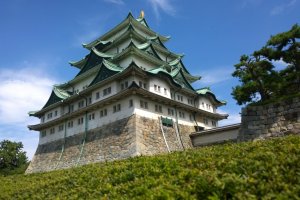 ปราสาทนาโกย่า (Nagoya Castle) ในช่วงปลายฝนต้นฤดูใบไม้ร่วงนั้นเป็นอีกช่วงที่เราจะเห็นความงดงามของปราสาทแห่งนี้ท่ามกลางความเขียวขจีก่อนที่ใบไม้จะเปลี่ยนเป็นสีแดงส้มอย่างงดงาม ฐานหินที่แข็งแกร่งยิ่งใหญ่นั้นเป็นรากฐานสำคัญของปราสาทแห่งนี้ ซึ่งนี่คือรากฐานเก่าแก่ดั้งเดิมของปราสาทที่ยังคงแข็งแกร่งมาจนถึงปัจจุบัน