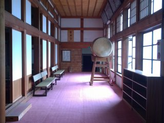 Le couloir d&#39;entr&eacute;e du temple, le tambour (taiko) est l&agrave; pour annoncer l&#39;heure de la m&eacute;ditation