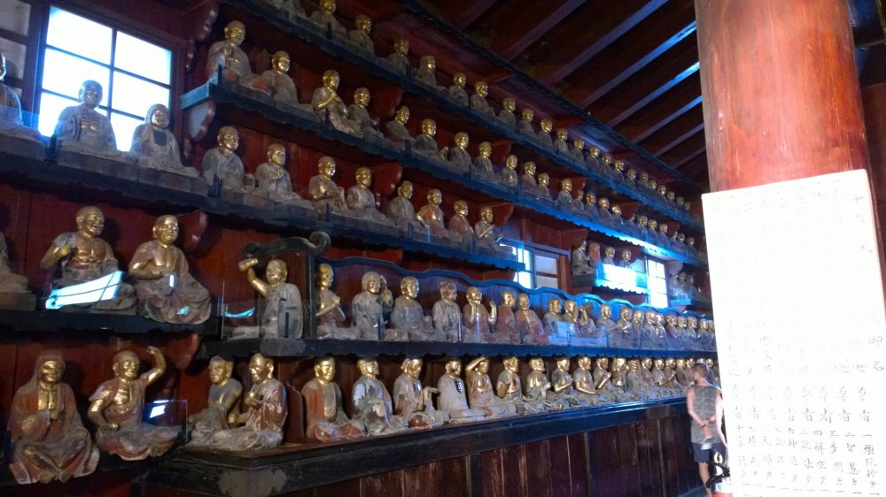 Quelques uns des 500 disciples de Bouddha. Quand on visite le temple, ce que l&#39;on doit faire est de trouver un disciple qui nous ressemble