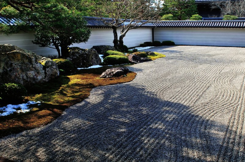 <p>&#39;Hojo Garden&#39;, also known as &#39;Tora-no-ko Watashi-no Niwa&#39; (Garden of Tiger Cubs Crossing River), is a rock garden (Kare-Sansui Garden) in which large stones are placed.</p>