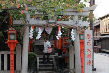 <p>Tatsumi Daimyoujin at the northside of Gion. Maiko and Geisha prayer here for success in their skills.&nbsp;</p>