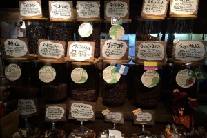 世界各国から来たコーヒー豆には産地、味の特徴などが詳しく説明してありとても親切だ。