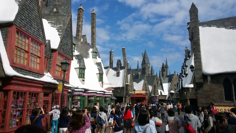 <p>The Wizarding World of Harry Potter : ผู้คนมากมายกำลังสนุกสนานอยู่ในบริเวณหมู่บ้าน HOGSMEADE VILLAGE ที่ถอดแบบจินตนาการเมืองแห่งเวทมนตร์มาจากบทประพันธ์และภาพยนตร์ให้เราสัมผัสได้จริง หมู่บ้านแห่งนี้เป็นด่านแรกที่จะต้อนรับเราสู่ The Wizarding World of Harry Potter อาคารต่างๆ นั้นดูผิดส่วนแปลกตาสวยงามอย่างน่าอัศจรรย์ ตลอดถนนกลางหมู่บ้านนั้นมีร้านรวงที่น่าสนใจมากมายที่ราวรุดมาจากมหากาพย์ชื่อดังแห่งยุคนี้เลยทีเดียว อาทิ ร้านขนมหวาน HONEYDUKES, ร้านไปรษณีย์นกฮูก OWL POST &amp; OWLERY, ร้านไม้กายสิทธิ์ OLLIVANDERS เป็นต้น</p>