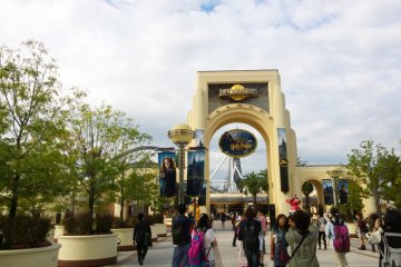 <p>Universal Studios Japan (USJ) : บริเวณประตูเข้าสู่ Universal Studios Japan ช่วงนี้ก็จะมีการโปรโมท&nbsp;The Wizarding World of Harry Potter เป็นพิเศษด้วย&nbsp;</p>