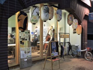 Pintu masuk Fukui Kitano-Show Classics. Lampion kertas Jepang menggantung dari atap.