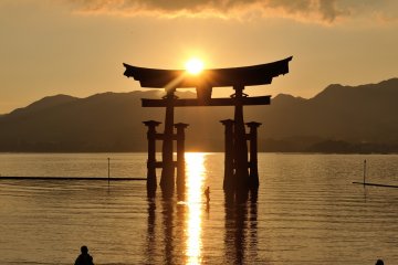 <p>The sunshine clearly reflected on the water looks like a pathway to the shrine!</p>