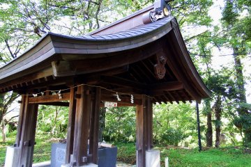 <p>Beautiful water purification font on the premises of Fujishima Shrine</p>