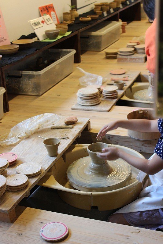 九谷焼の陶芸教室では絵付けのほか、このようにろくろを使っての陶芸が体験できる。焼き上がりまでおよそ１ヶ月。作品は焼き上げて自宅まで宅配してもらえる
