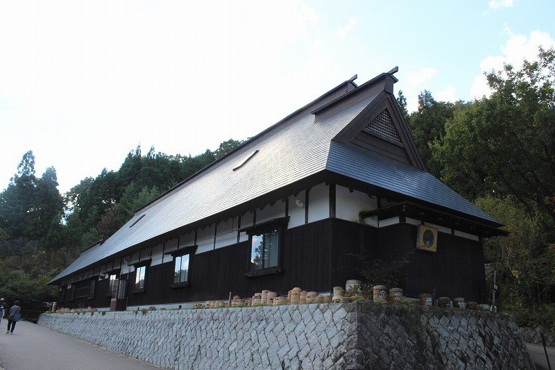 銅板葺き２階建て民家。明治初期の建築である。石川県小松市赤瀬町より移築