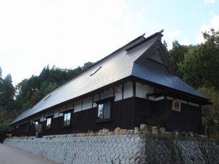 銅板葺き２階建て民家。明治初期の建築である。石川県小松市赤瀬町より移築