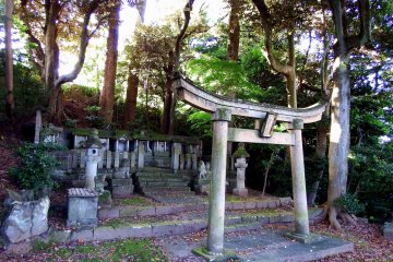 <p>This is the first view I had of Hakusan Shrine on the hillside of Mount Asuwa</p>