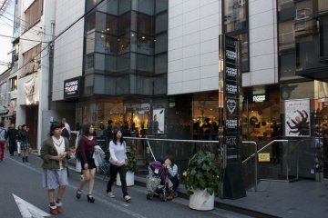 <p>ร้าน&nbsp;Flying Tiger Copenhagen ร้านสารพัดช้อปแบรนด์ใหม่ชื่อดังก็อยู่ในย่านนี้ด้วย ซึ่งนี่ถือเป็นสาขาแรกที่เข้ามาญี่ปุ่นเลยทีเดียว</p>