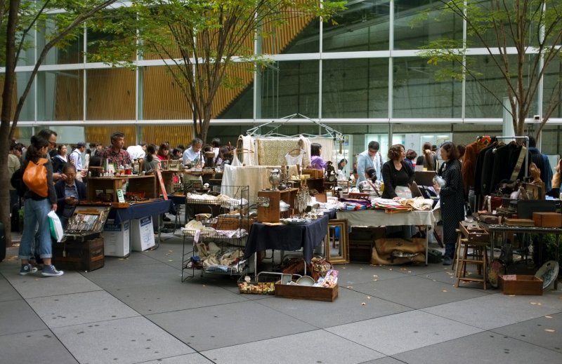 <p>Oedo Antique Market is always crowded by locals and tourists</p>