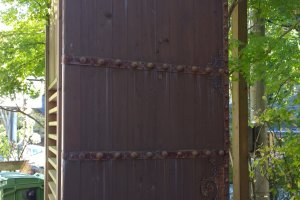 Pintu masuk yang terbuat dari kayu