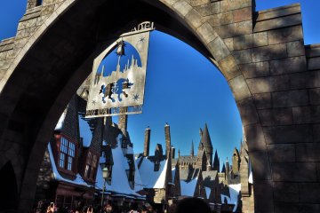 <p>The entrance to the Wizarding World of Harry Potter in USJ</p>