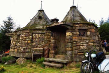 <p>Hagrid&#39;s hut by the wainting line of the Flight of the Hippogriff roller coaster</p>
