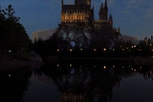 Hogwarts &agrave; noite com o Lago Preto, uma caracter&iacute;stica exclusiva do Universal Studios japon&ecirc;s
