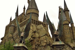 A entrada de Hogwarts e tamb&eacute;m a entrada da atra&ccedil;&atilde;o Harry Potter e a Viagem Proibida