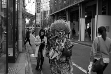 <p>This man was going up and down the streets of&nbsp;Shinjuku dressed up like this. I had to take a picture</p>