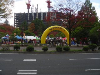Bạn có thể thấy các quầy hàng và buổi biểu diễn ở cả Shimin Hiroba và Kotodai-koen