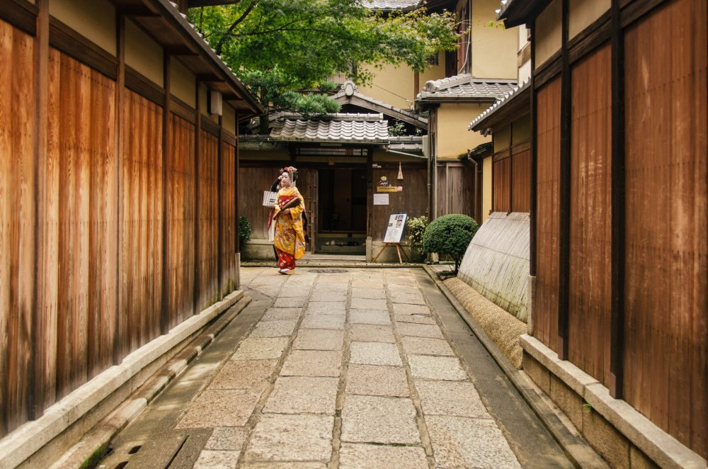 Seorang turis berpakaian seperti geisha diujung jalan Jalan Ishibe